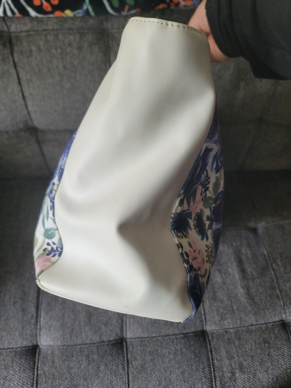 London Fog Floral Weekender Bag - Picture 6 of 14